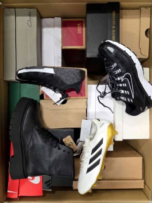 The photo shows a package with footwear in the category CS.