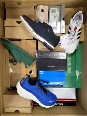 The photo shows a package with footwear in the category CS.