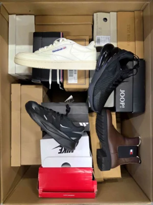 The photo shows a package with footwear in the category CS.