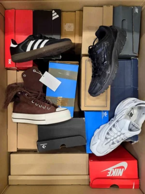 The photo shows a package with footwear in the category CS.