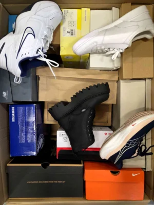 The photo shows a package with footwear in the category CS.