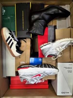 The photo shows a package with footwear in the category CS.