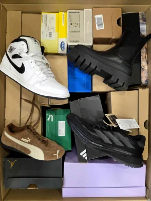 The photo shows a package with footwear in the category CS.