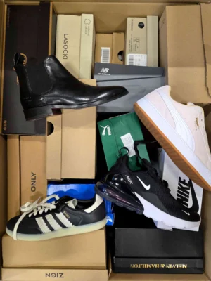 The photo shows a package with footwear in the category CS.