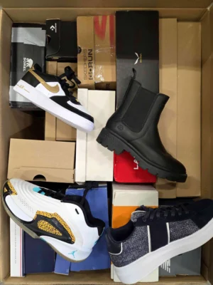 The photo shows a package with footwear in the category CS.