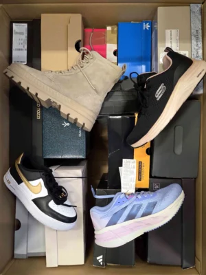 The photo shows a package with footwear in the category CS.