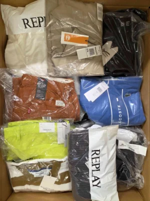 The photo shows a package with clothing in the category AM.