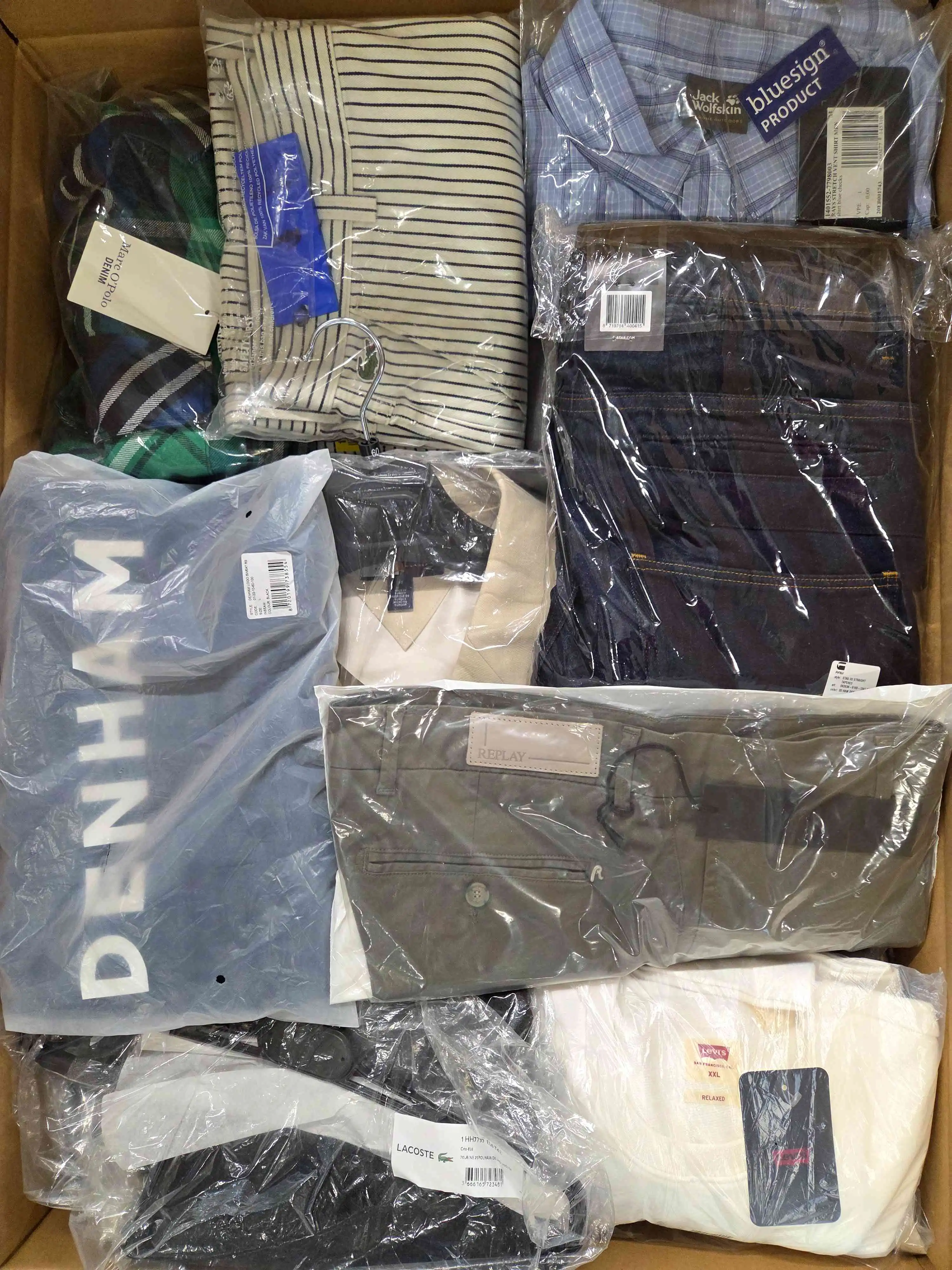 AM460 3 The photo shows a package with clothing in the category AM.