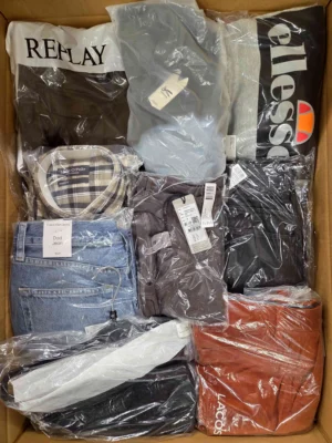 The photo shows a package with clothing in the category AM.