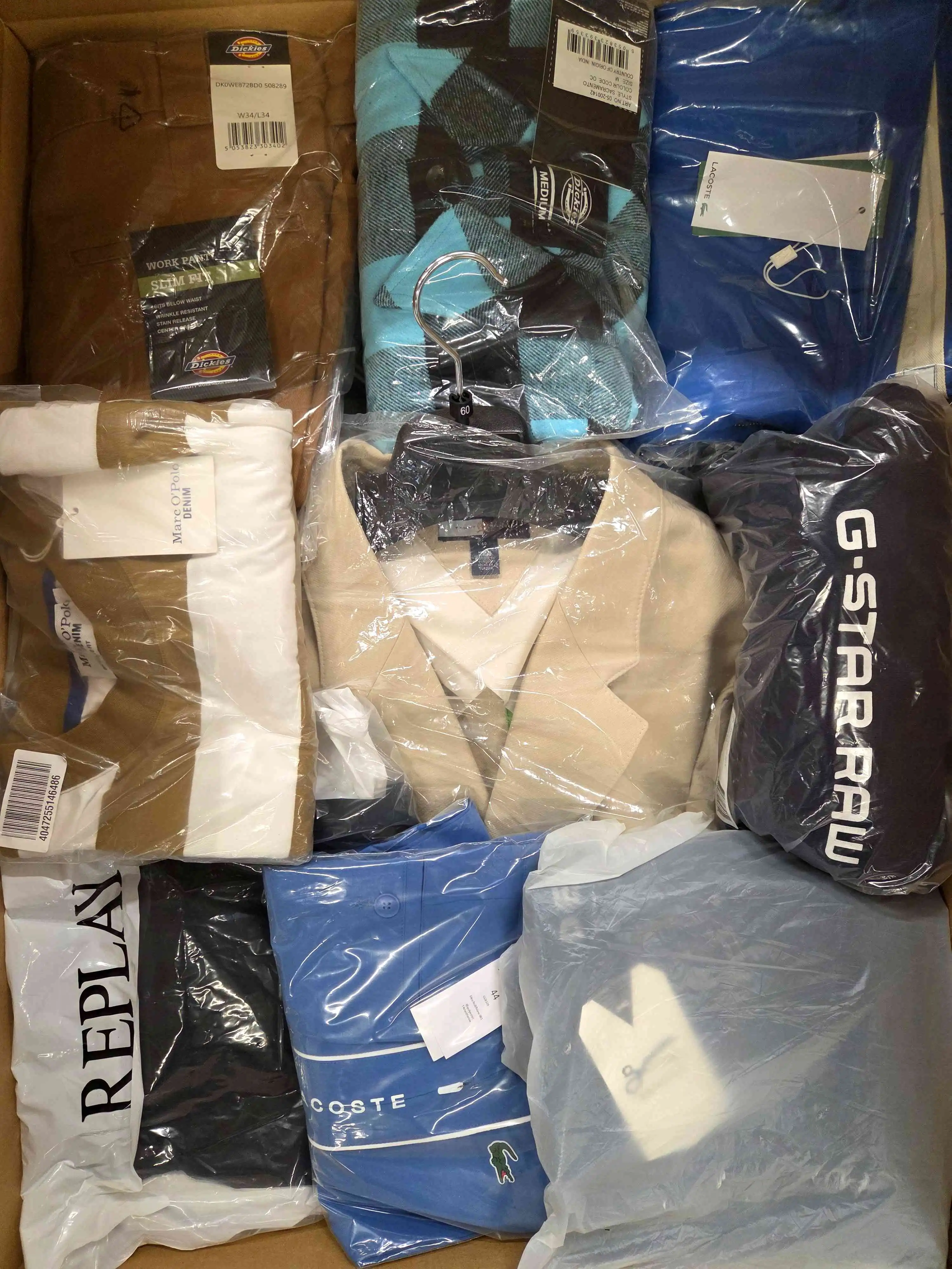 AM462 3 The photo shows a package with clothing in the category AM.