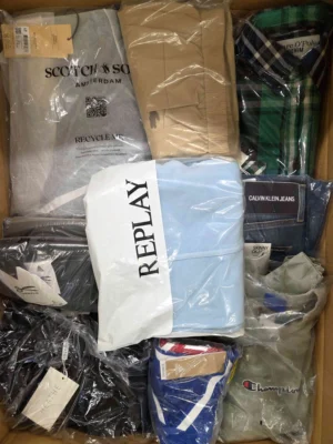 The photo shows a package with clothing in the category AM.