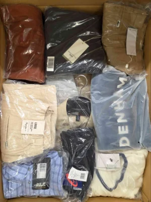 The photo shows a package with clothing in the category AM.