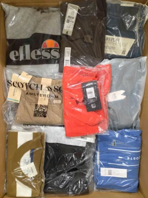 The photo shows a package with clothing in the category AM.