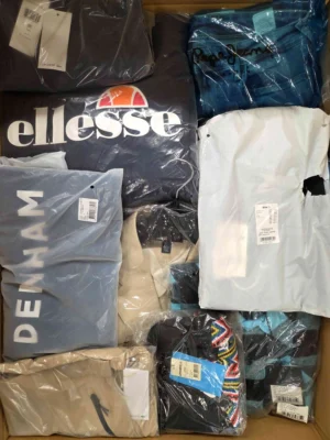 The photo shows a package with clothing in the category AM.