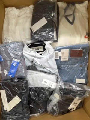The photo shows a package with clothing in the category AM.