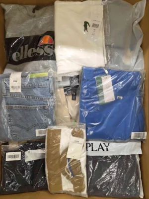 The photo shows a package with clothing in the category AM.