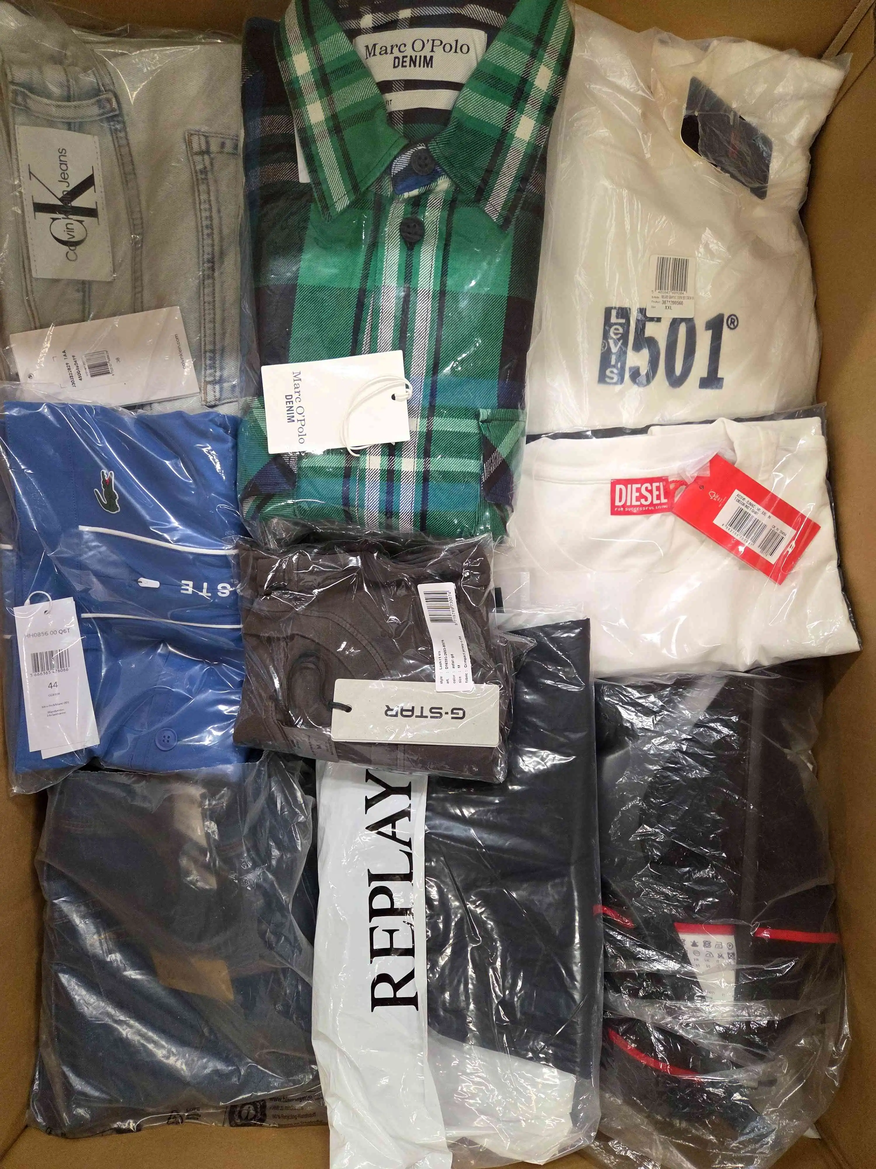 AM471 3 The photo shows a package with clothing in the category AM.