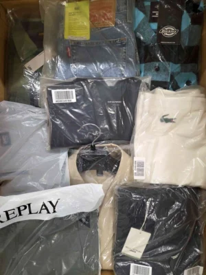 The photo shows a package with clothing in the category AM.