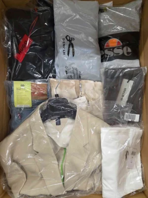The photo shows a package with clothing in the category AM.