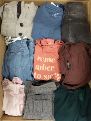 The photo shows a package with clothing in the category T.