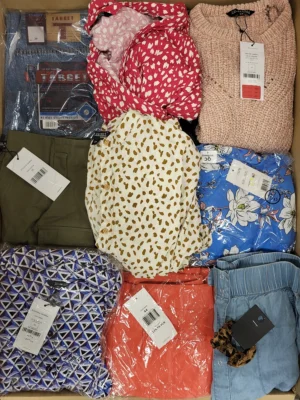 The photo shows a package with clothing in the category TSC.