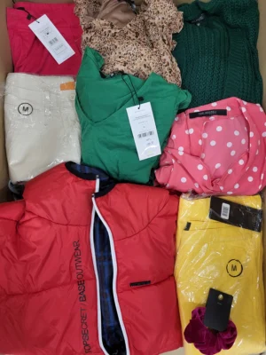 The photo shows a package with clothing in the category TSC.