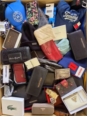 The picture shows a package with accessories in the category AC.