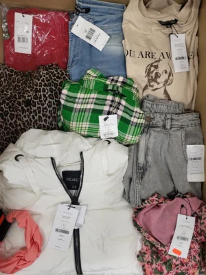 The photo shows a package with clothing in the category TSC.