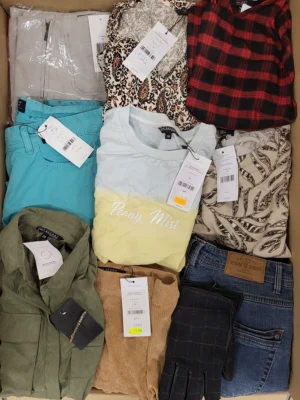The photo shows a package with clothing in the category TSC.