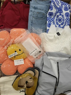 The photo shows a package with clothing in the category SN.