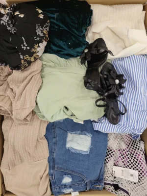The photo shows a package with clothing in the category SN.