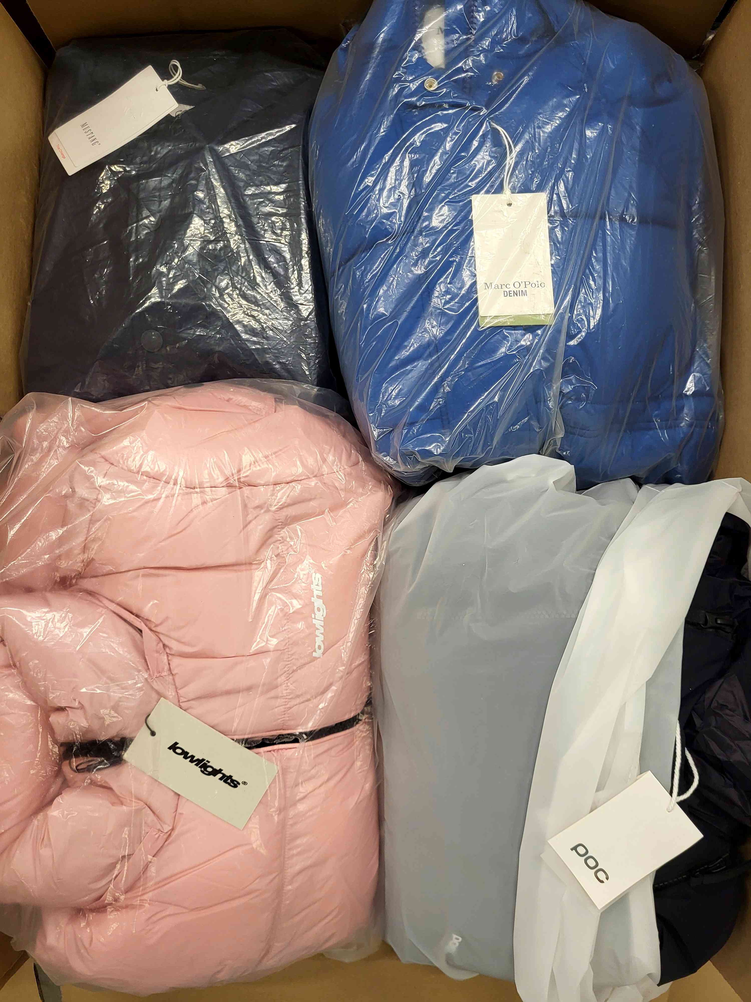 AJW593 3 The photo shows a package with clothing in the category AJW.