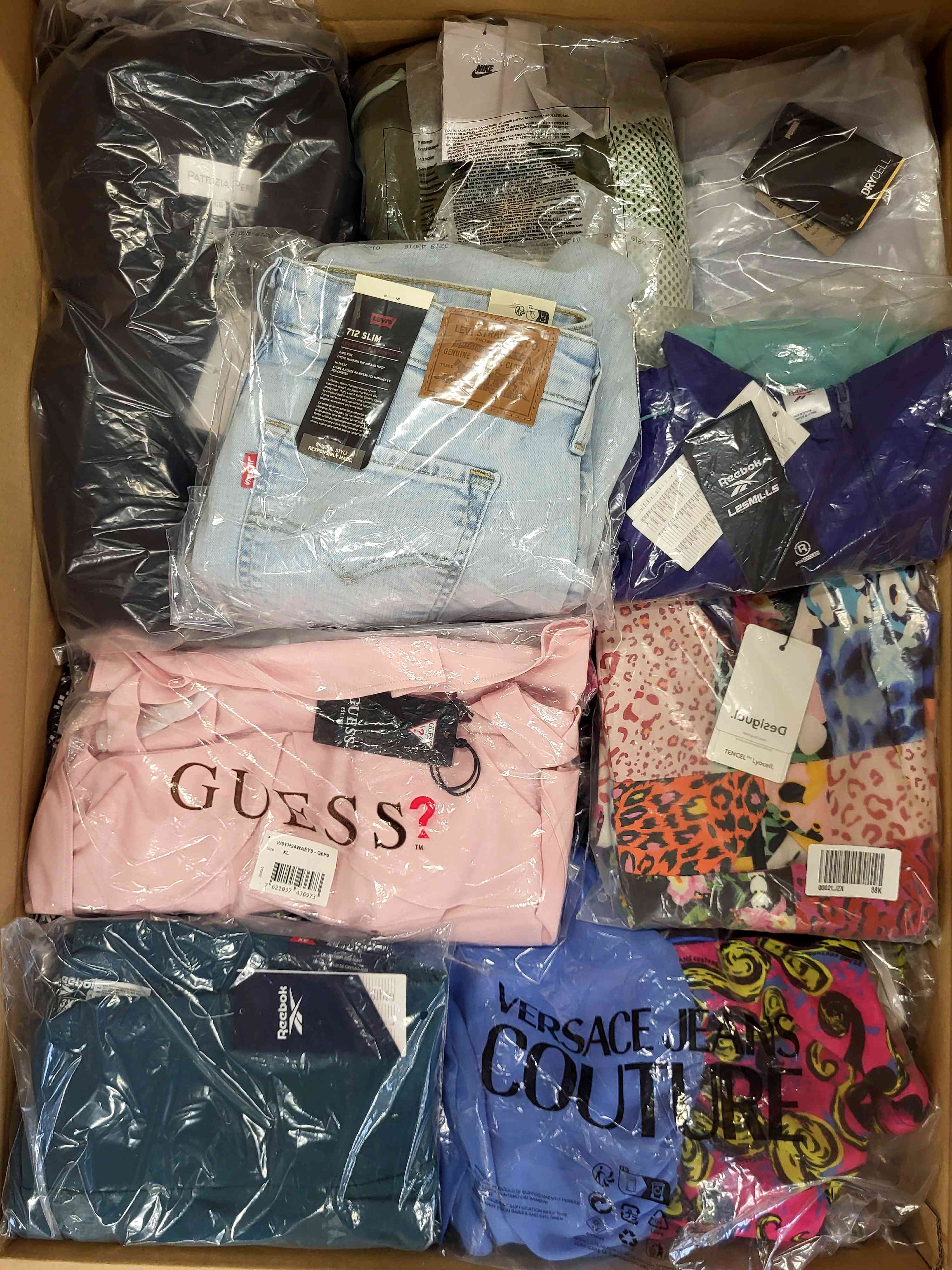 AW657 3 The photo shows a package with clothing in the category AW.