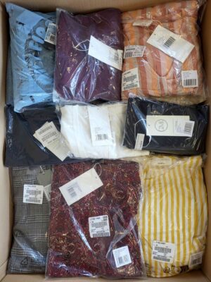 The photo shows a package with clothing in the category YA.