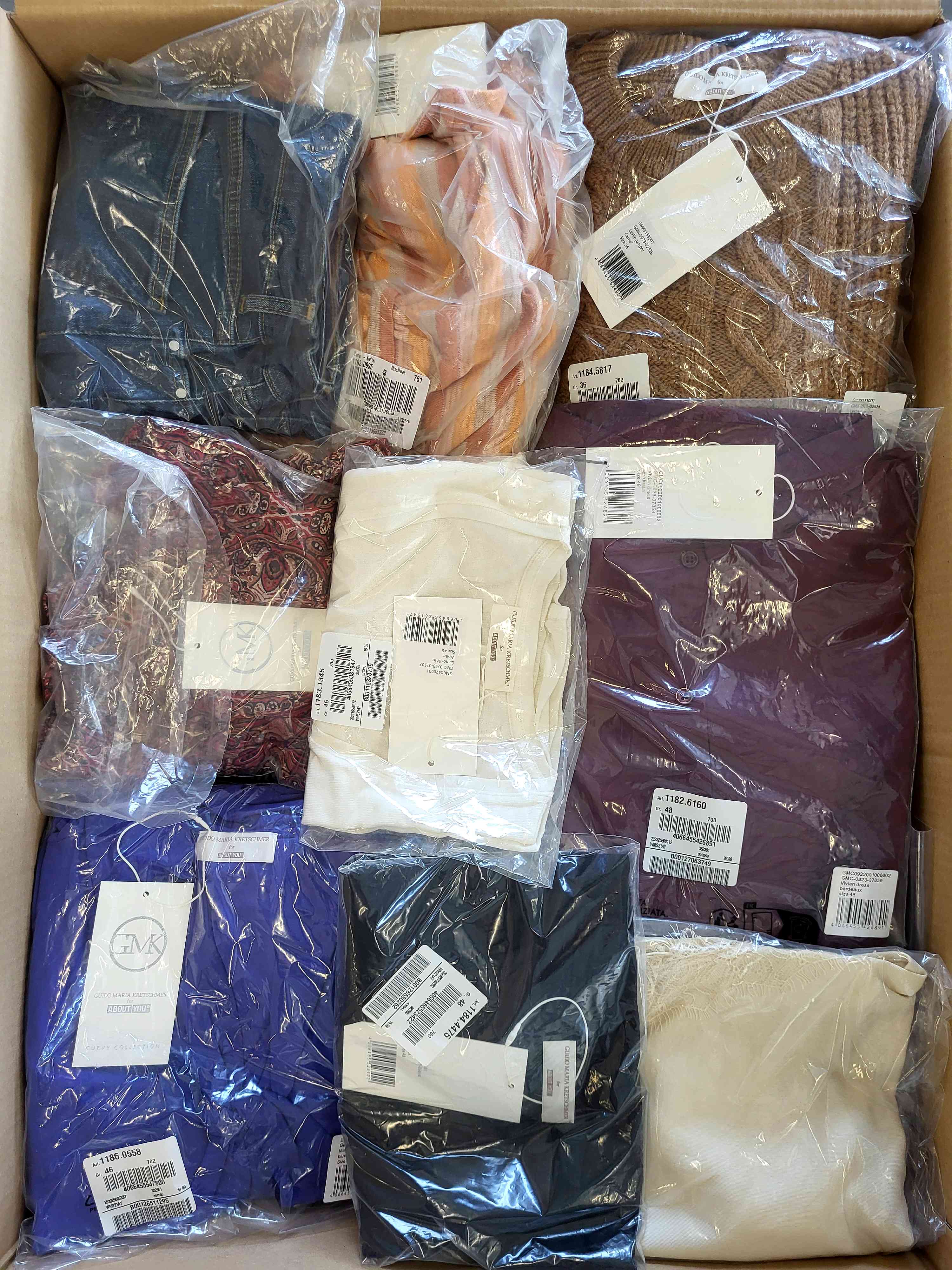 YA763 3 The photo shows a package with clothing in the category YA.