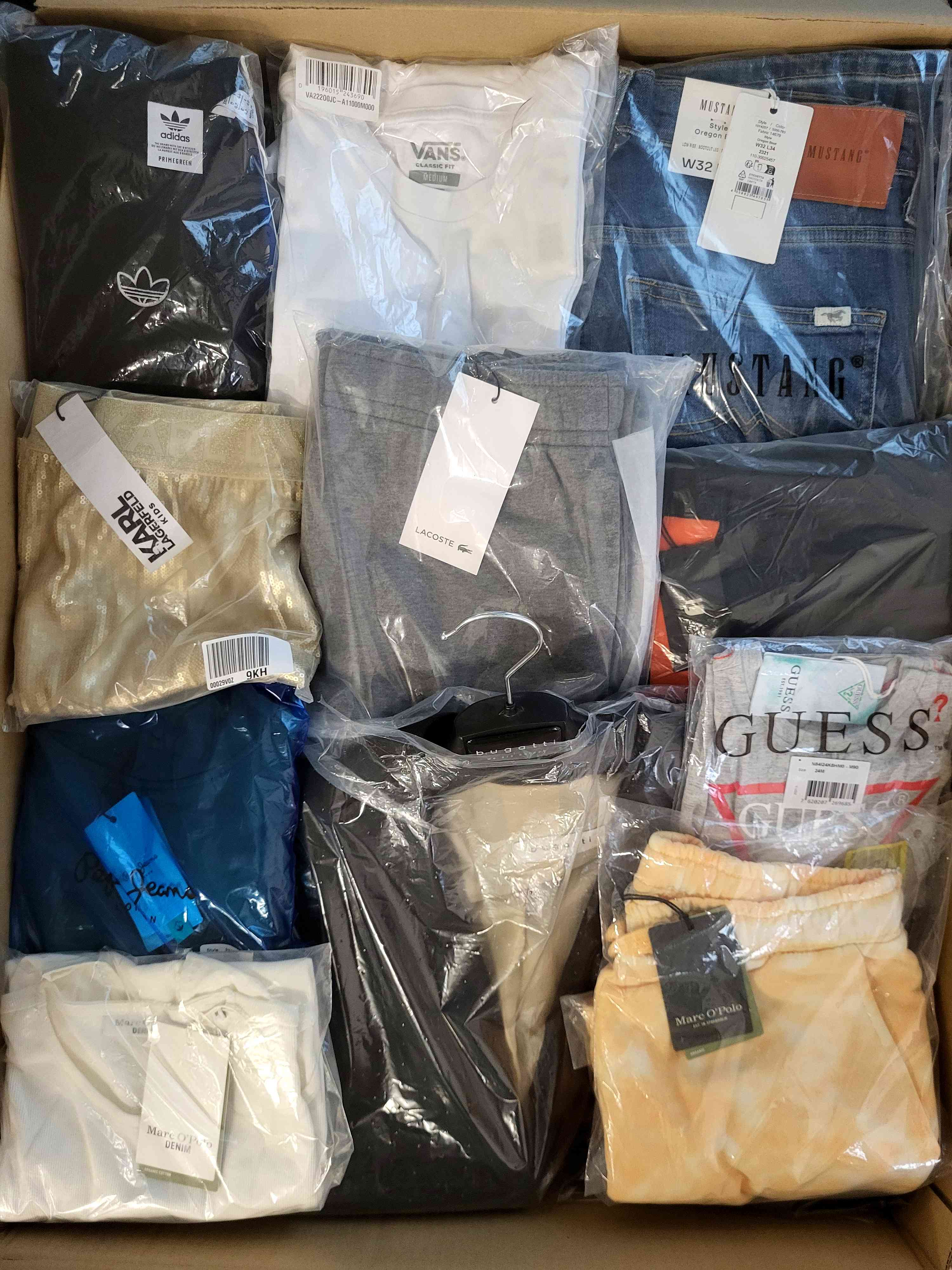 A805 3 The photo shows a package with clothing in the category A.