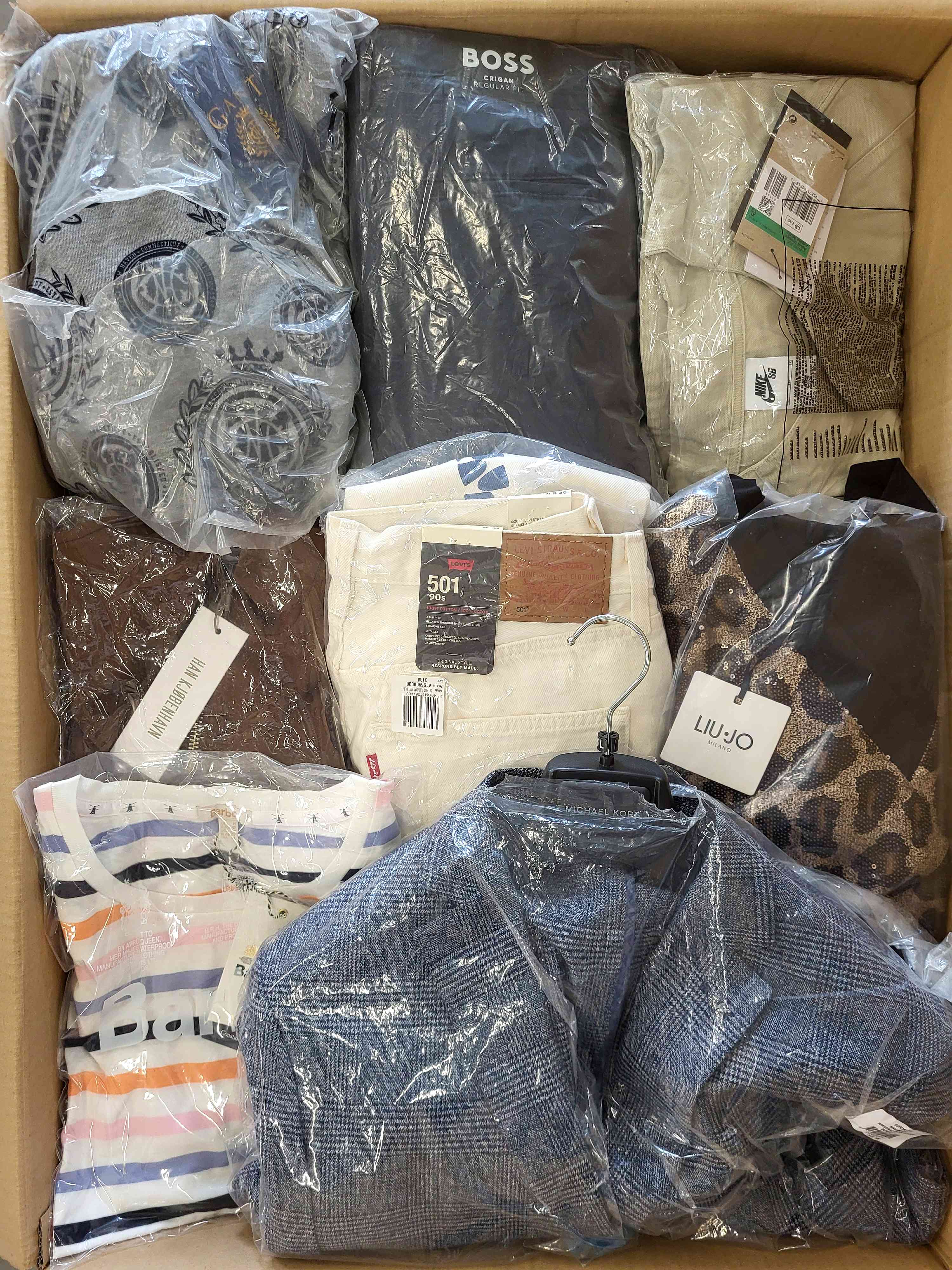 A809 3 The photo shows a package with clothing in the category A.