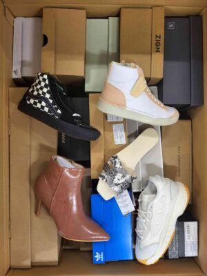 The photo shows a package with footwear in the category AS.