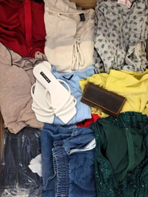 The photo shows a package with clothing in the category BSN.