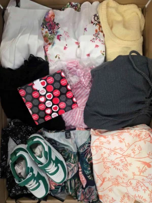 The photo shows a package with clothing in the category BSN.