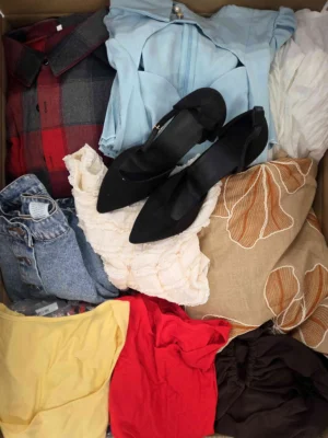 The photo shows a package with clothing in the category BSN.