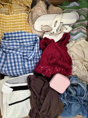 The photo shows a package with clothing in the category BSN.