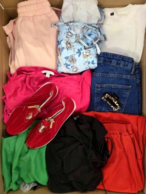 The photo shows a package with clothing in the category BSN.