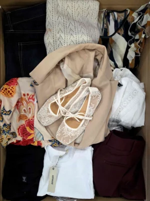 The photo shows a package with clothing in the category BSN.