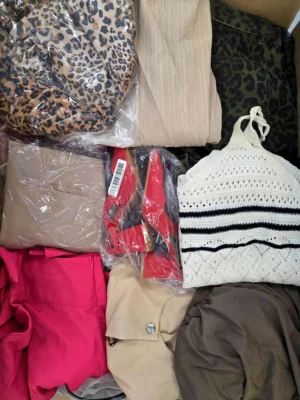 The photo shows a package with clothing in the category BSN.