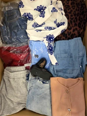 The photo shows a package with clothing in the category BSN.