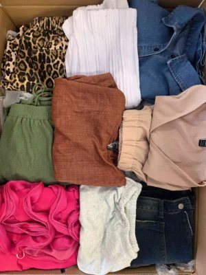 The photo shows a package with clothing in the category BSN.