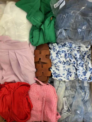 The photo shows a package with clothing in the category BSN.