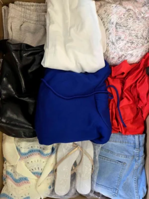 The photo shows a package with clothing in the category BSN.