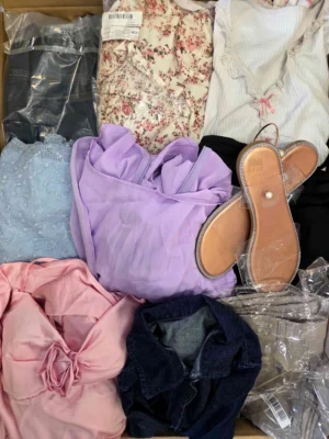 The photo shows a package with clothing in the category BSN.